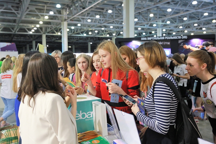 Visitors look closely at the goods on display at the 2018 Korea Brand & Entertainment Expo, in Moscow on May 14.